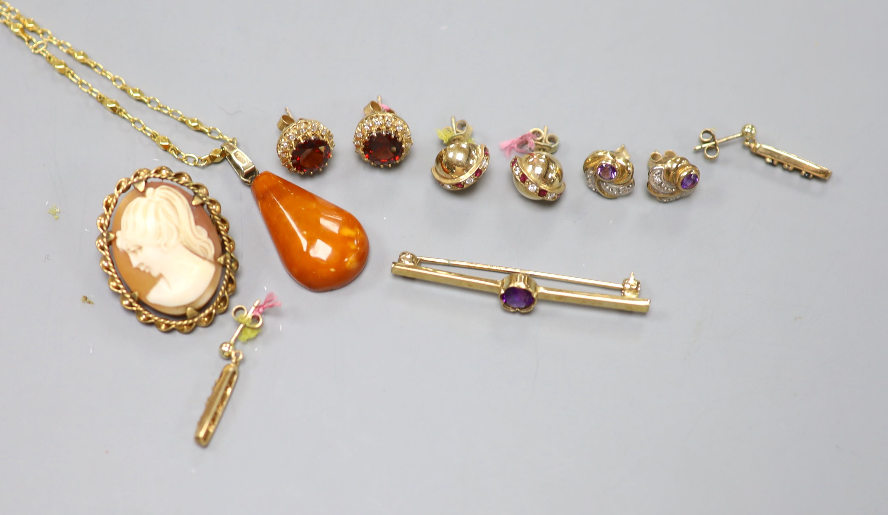 Four assorted modern pairs of 9ct gold & gem set ear studs, a 9ct and amethyst bar brooch, amber pendant and rolled gold cameo brooch